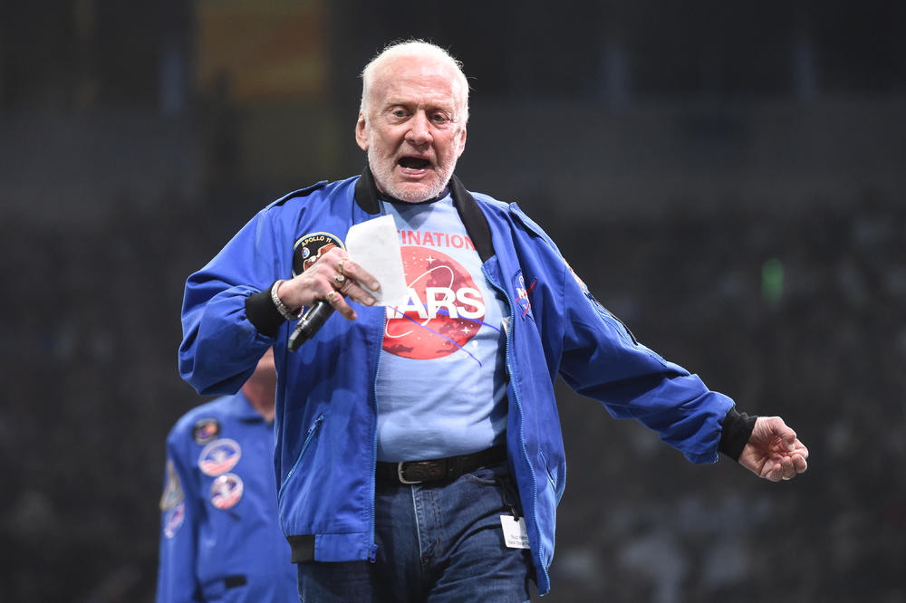 USPEO JE DA OSVOJI MESEC, ALI NE I SVOJU DECU! Čuveni ASTRONAUT tuži ćerku i sina, a razlog je potresan...