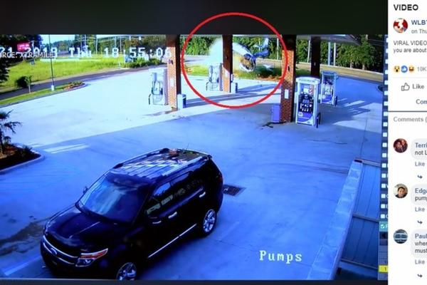 AUTOMOBIL SE PUNOM BRZINOM ZAKUCAO U PUMPU! Trenutak nakon SNAŽNOG UDARA dogodilo se pravo ČUDO! (VIDEO)
