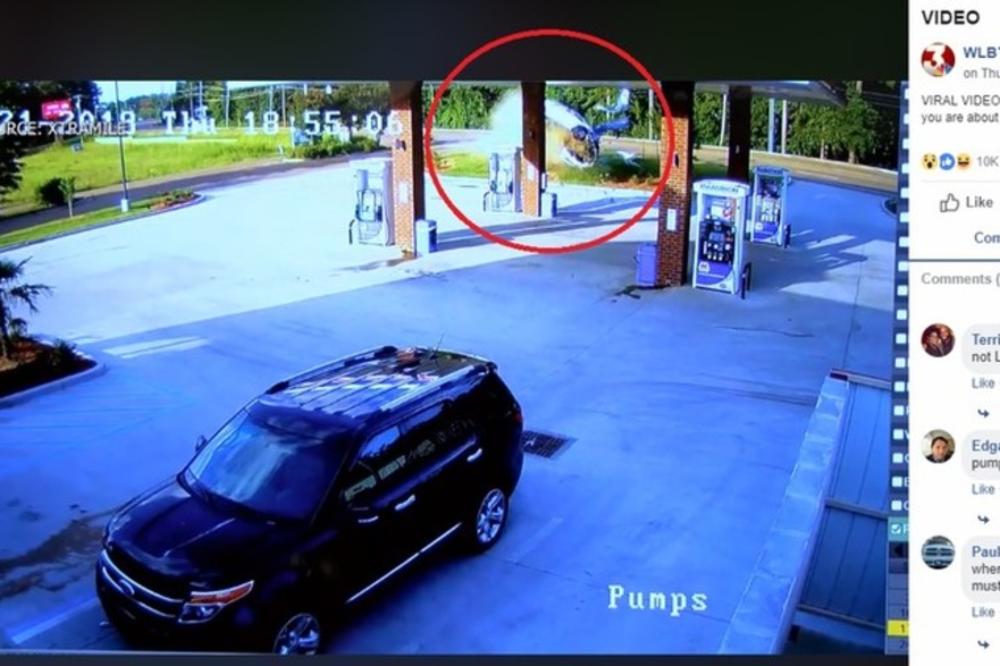 AUTOMOBIL SE PUNOM BRZINOM ZAKUCAO U PUMPU! Trenutak nakon SNAŽNOG UDARA dogodilo se pravo ČUDO! (VIDEO)