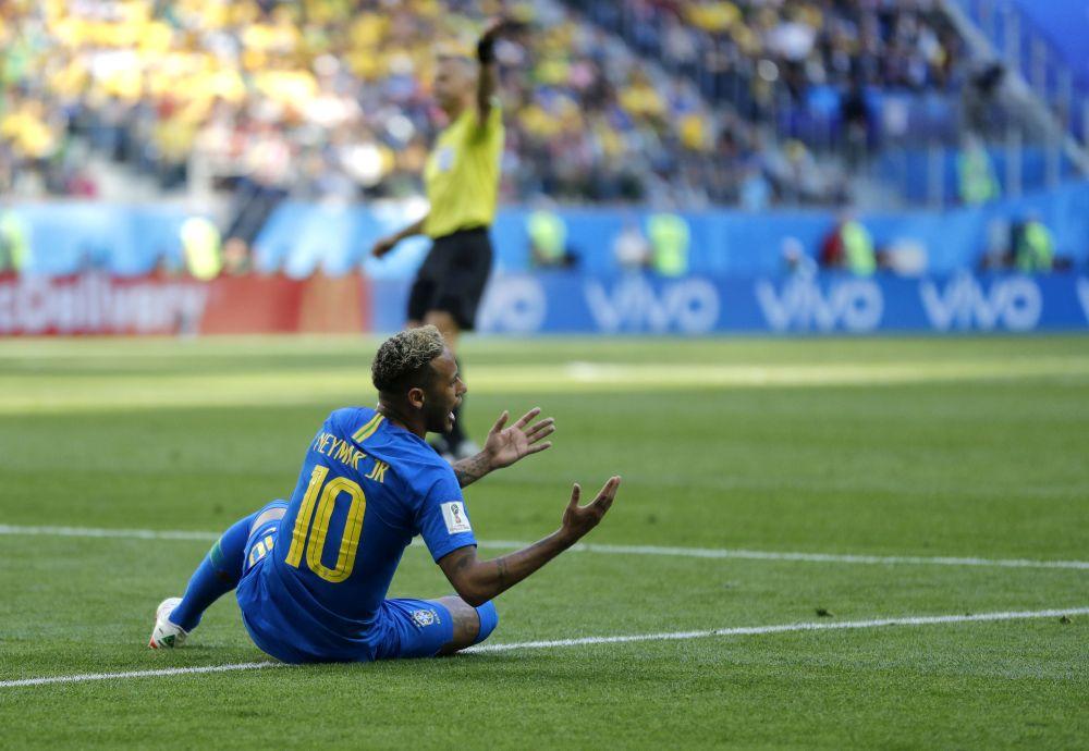 Nejmar stalno pada i traži faulove  