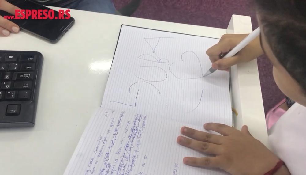 Ljuba daje svoj autogram kao prava zvezda  