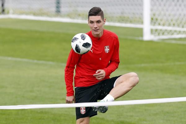 NEMCI ZAGRIZLI ZA NIKOLU MILENKOVIĆA: Fiorentina odredila cenu za srpskog bisera!