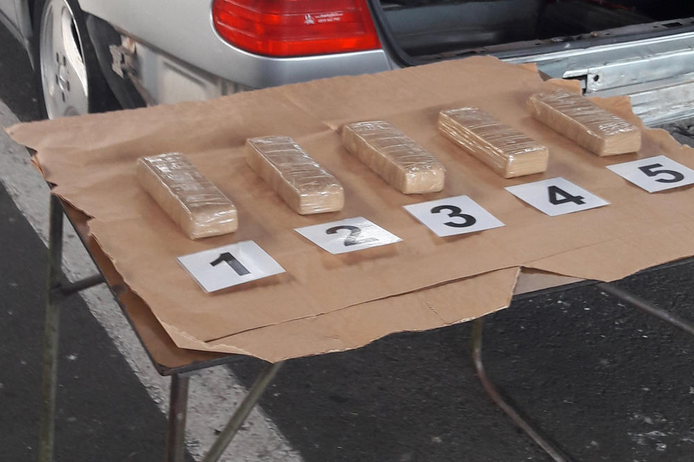 U MERCEDESU ZAPLENJENA DVA KILOGRAMA HEROINA: Nova zaplena na Batrovcima! (FOTO)