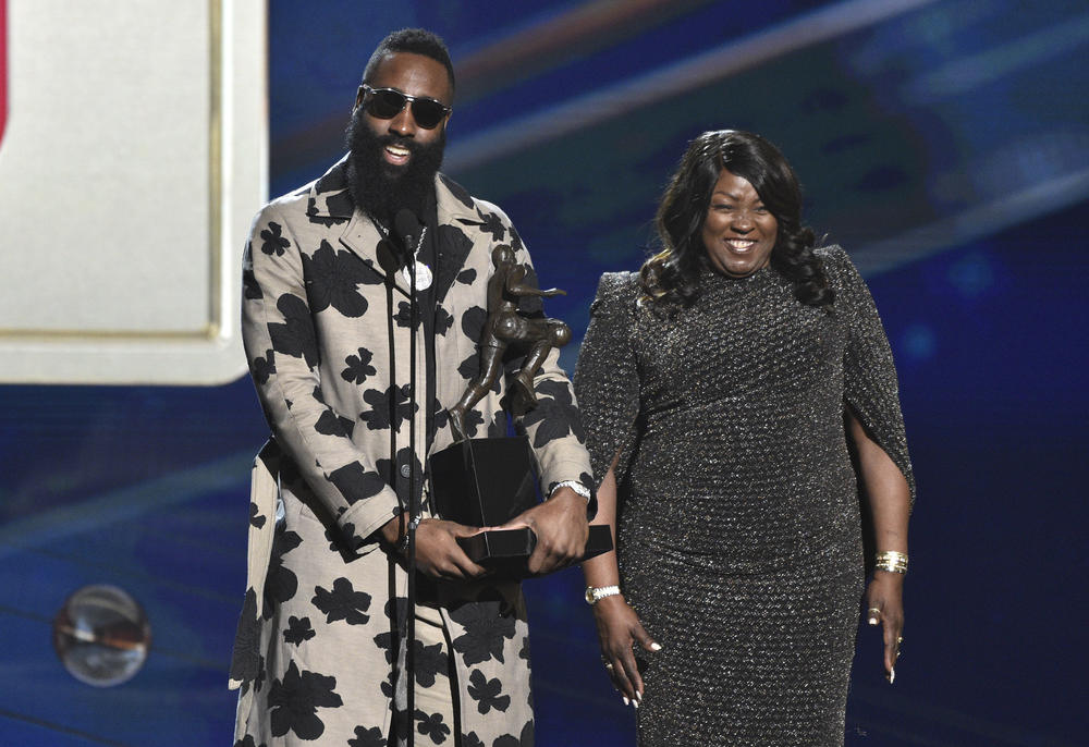 Harden sa majkom na uručenju nagrade MVP