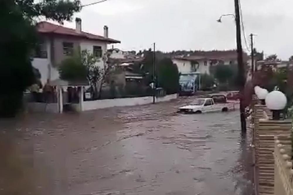 Vanredno stanje u Grčkoj: Voda guta sve pred sobom, automobili su POTOPLJENI a Srbi se plaše za svoju BEZBEDNOST! (VIDEO)