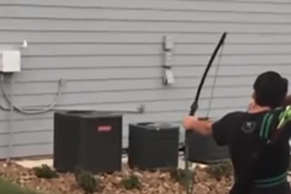 ZAMALO DA SAM SEBE UBIJE STRELOM: Zvuči neverovatno, ali pogledajte, ISTINA JE! (VIDEO)