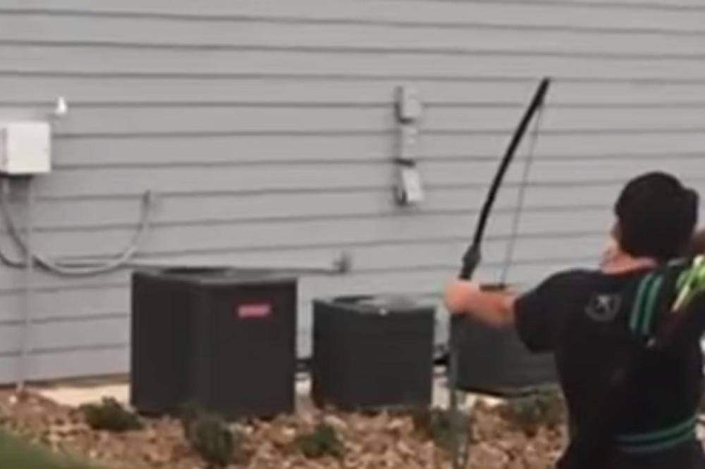 ZAMALO DA SAM SEBE UBIJE STRELOM: Zvuči neverovatno, ali pogledajte, ISTINA JE! (VIDEO)