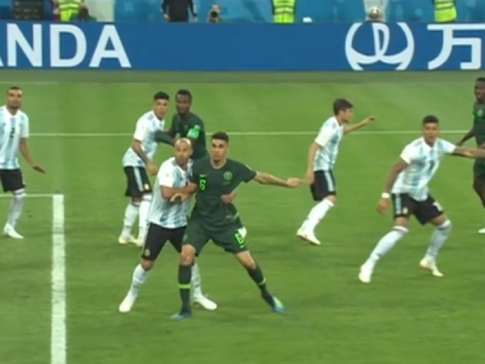 Sekund pre nego što je maskerano oborio protivnika na zemlju