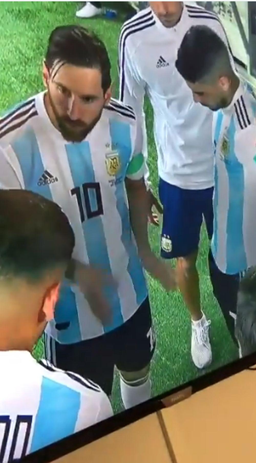 Lionel Mesi drži govor igračima Argentine i određuje taktiku za drugo poluvreme  