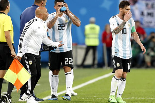 SAMPAOLI, BITAN SI KAO BELA BOJICA! Mesi pravi taktiku i drži govor igračima na poluvremenu, a selektor ga pita da li može da ubaci Aguera u igru?! (FOTO)