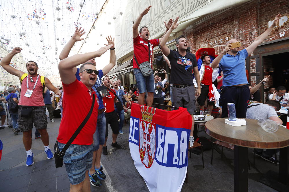 SRBI OKUPIRALI MOSKVU I CEPAJU KOLCE: Samo jedna pesma se čuje na ulicama! Tako se to radi kad udaraš na jačeg! (VIDEO)