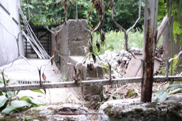 PROBILA ZAJEDNIČKI ZID DA IZBEGNE POPLAVU, PA NAMESTILA DA VODA IDE KOD KOMŠINICE: Vera se pita - zašto su ljudi tako zli? (FOTO)