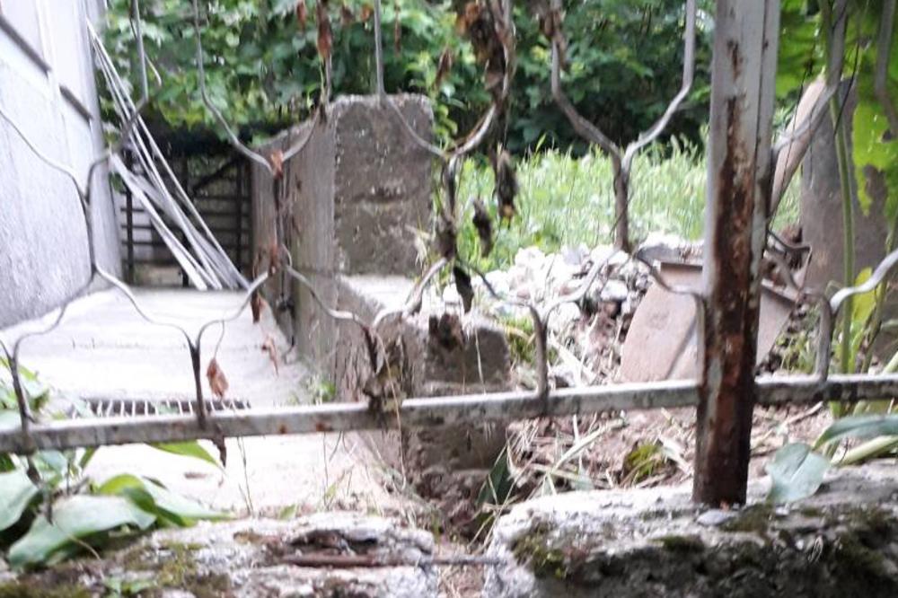 PROBILA ZAJEDNIČKI ZID DA IZBEGNE POPLAVU, PA NAMESTILA DA VODA IDE KOD KOMŠINICE: Vera se pita - zašto su ljudi tako zli? (FOTO)