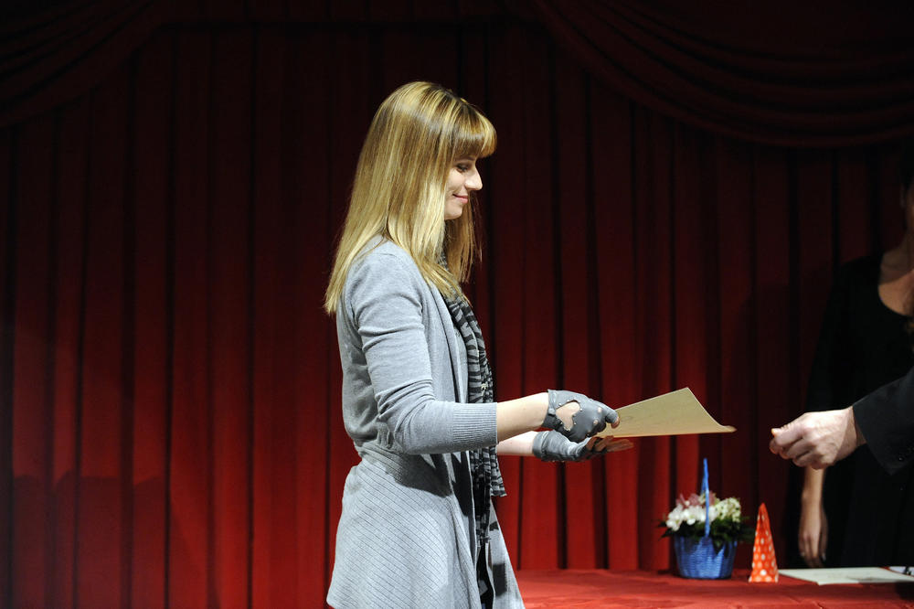 STIGLA GA JE KAZNA: Nakon što je brutalno pretukao našu poznatu glumicu, sud je odlučio ovo!