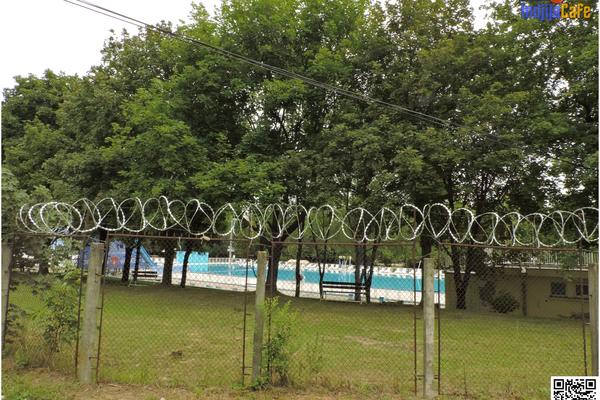Gradski bazen u Inđiji OPASAN BODLJIKAVOM ŽICOM KAO DA JE ZATVOR: Objašnjenje nadležnih SMEŠNO (FOTO) (VIDEO)