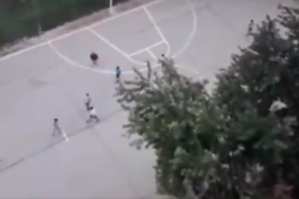 LEPO SMO IH VASPITALI! Pogledajte kako maloletna deca u Jagodini urlaju 'Ubij, zakolji, da Šiptar ne postoji', a roditelji viču: Bravo, deco! (VIDEO)