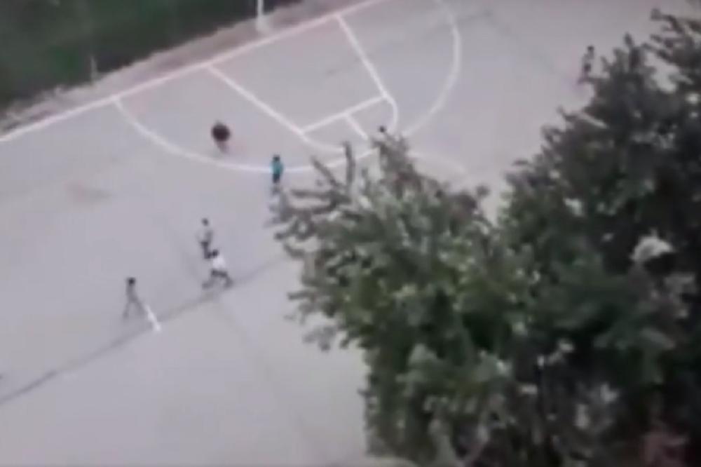 LEPO SMO IH VASPITALI! Pogledajte kako maloletna deca u Jagodini urlaju 'Ubij, zakolji, da Šiptar ne postoji', a roditelji viču: Bravo, deco! (VIDEO)