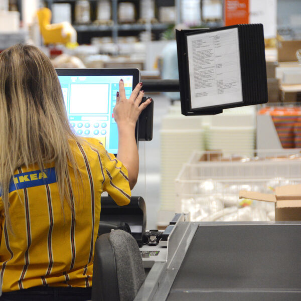 Važna vest za Srbe koji planiraju rad u Nemačkoj: Evo koliko zarađuju radnici na kasi, ovo će vas šokirati!