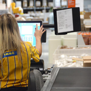 Važna vest za Srbe koji planiraju rad u Nemačkoj: Evo koliko zarađuju radnici na kasi, ovo će vas šokirati!