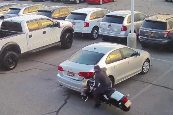 TRAŽIO JE DA MU DAJU DA TESTIRA MOTOR NA PARKINGU: Rezultati su KATASTROFALNI! (VIDEO)