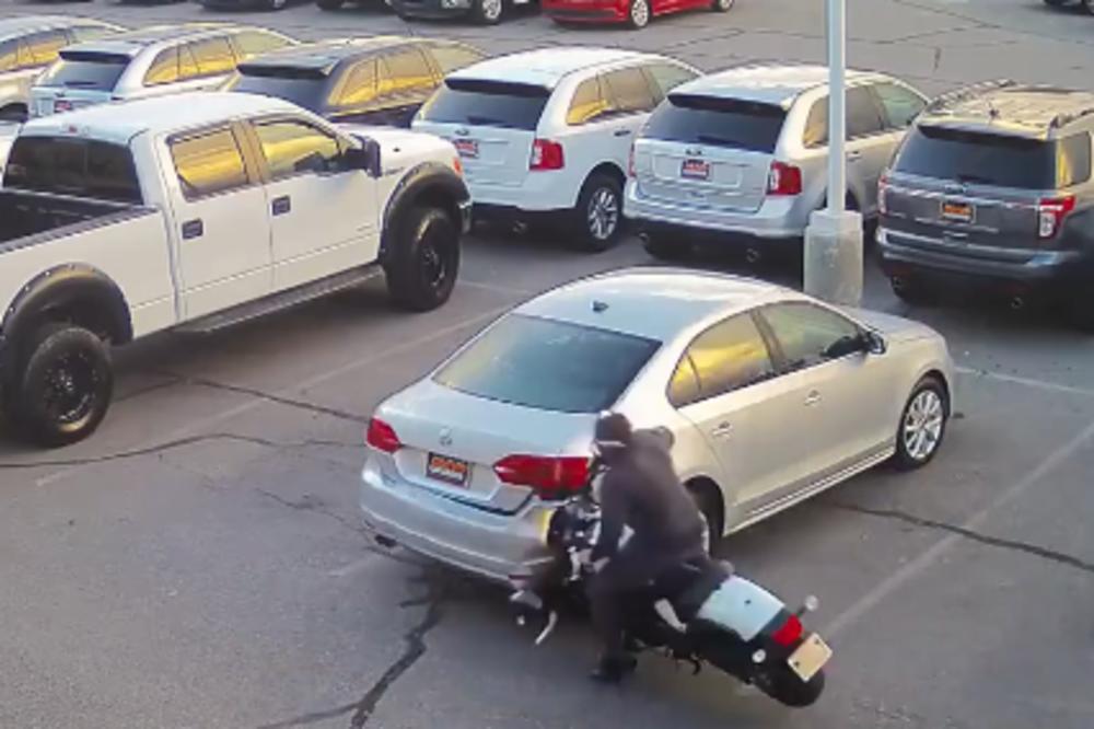 TRAŽIO JE DA MU DAJU DA TESTIRA MOTOR NA PARKINGU: Rezultati su KATASTROFALNI! (VIDEO)