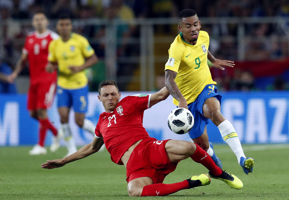 Nemanja Matić u duelu sa Paulinjom  