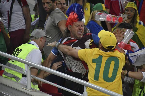 UŽASNE SCENE: Pojavio se snimak kako Brazilci tuku srpsku porodicu! Nije ih zaustavilo ni to što je žena bila ispred njih! (VIDEO)