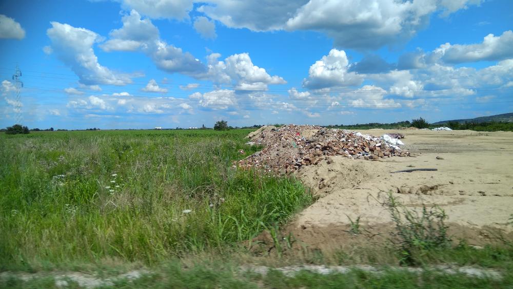 Divlja deponija u Ovči       