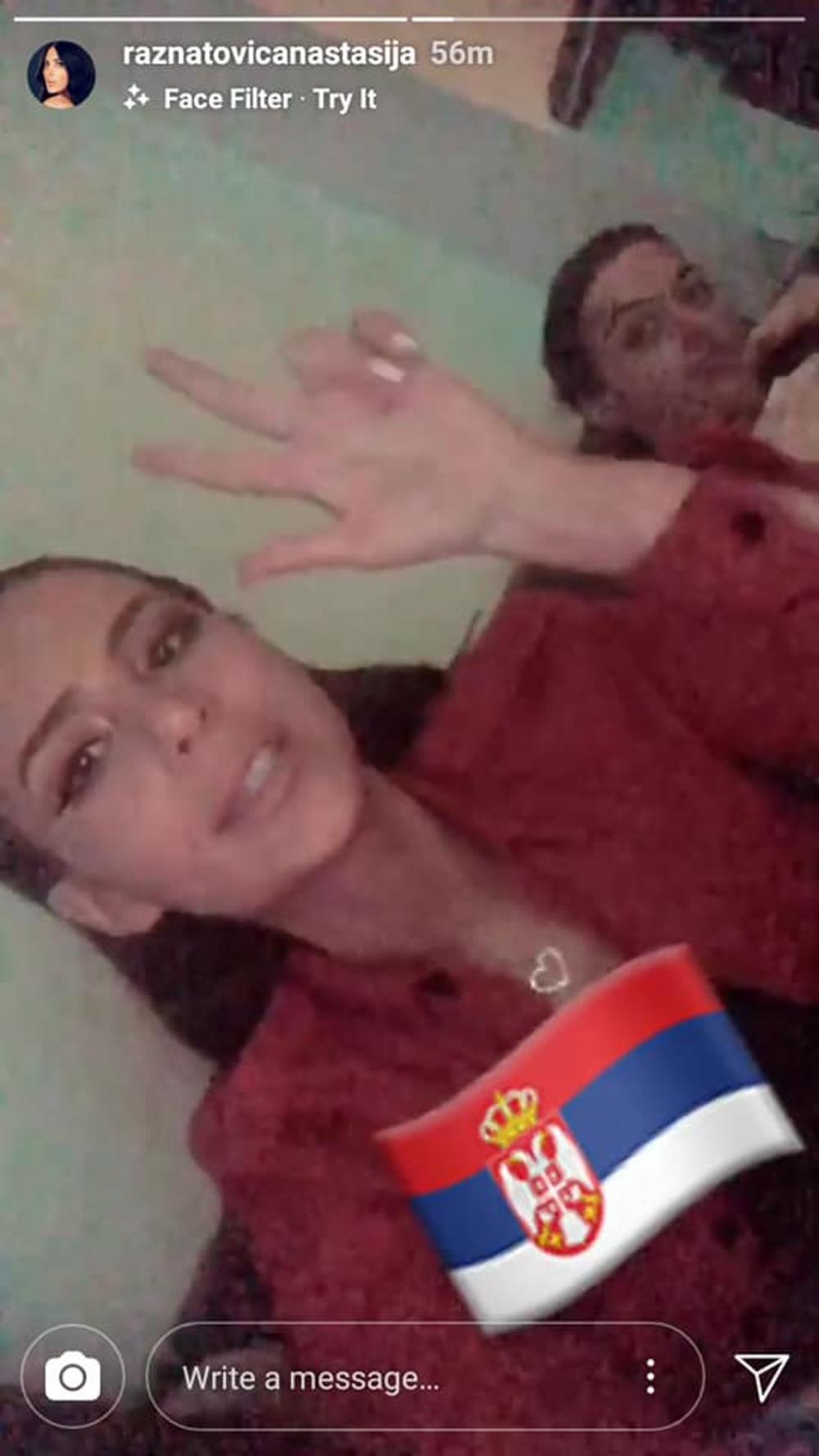 Anastasija je sa društvom gledala utakmicu