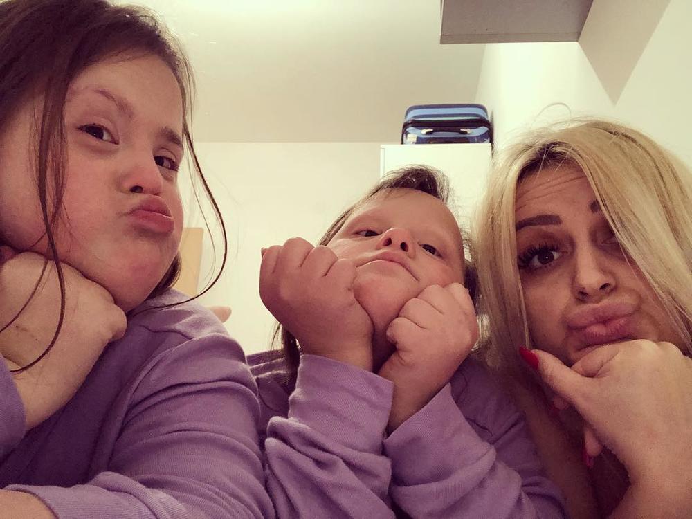 Sara Huremović sa ćerkicama     