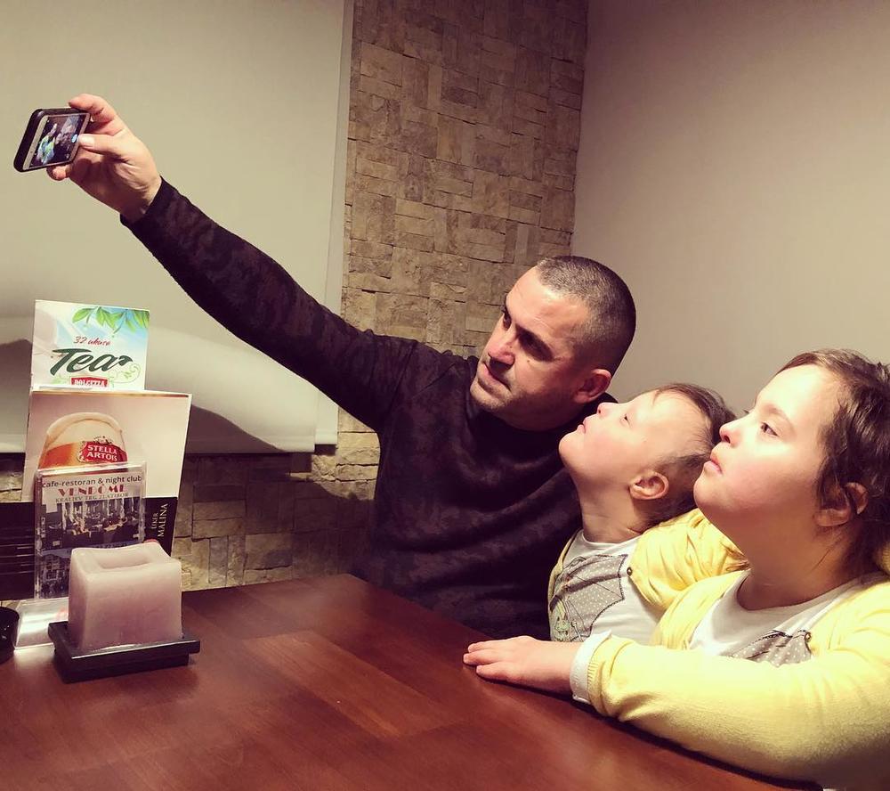 Vasko pravi selfi sa bliznakinjama   