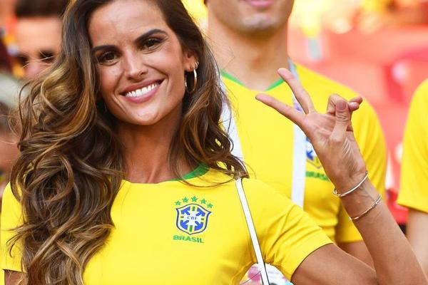 Dečko joj ispao sa Mundijala, a ona na tribinama slavi pobedu sa Brazilcima! (FOTO)