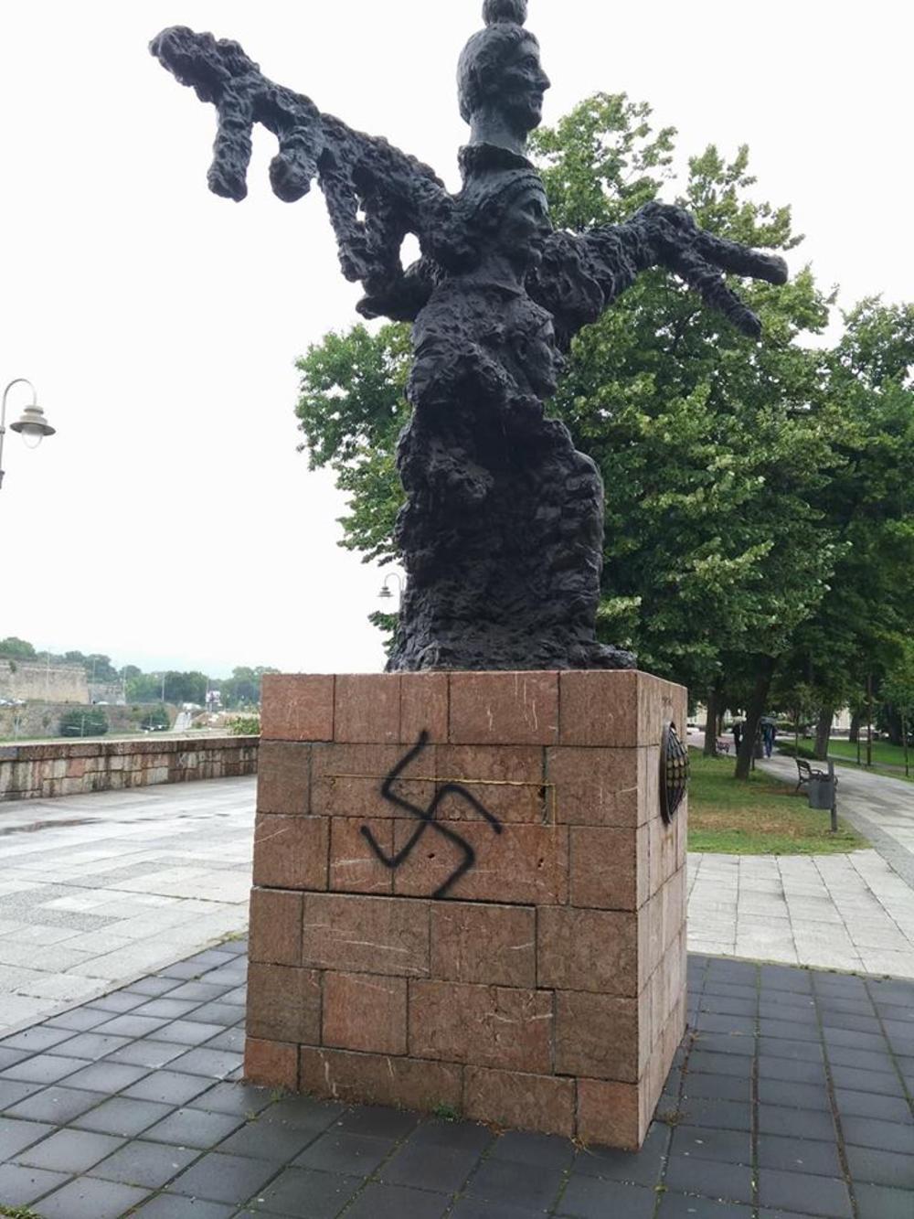 Kukasti krstovi osvanuli u Nišu  