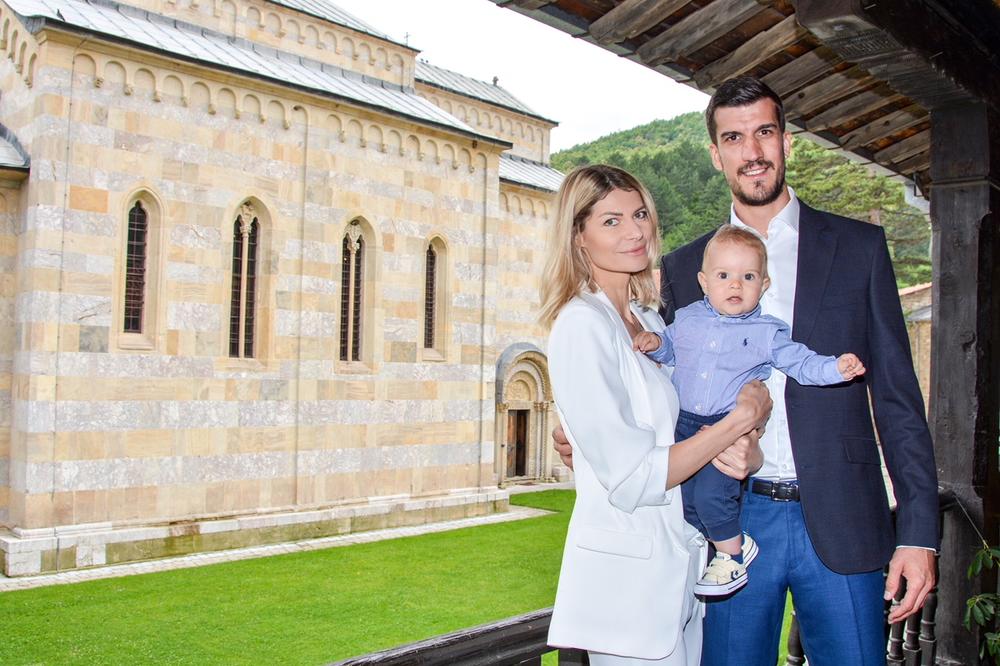 KEŠELJ KRSTIO DETE U SRPSKOJ SVETINJI: Veliki zvezdaš za kuma izabrao bivšeg košarkaša Partizana! (FOTO)