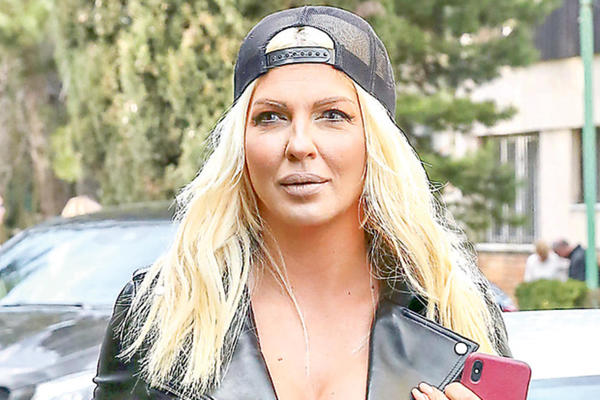 DA LI SI TI ŽENO UOPŠTE STVARNA?  Jelena Karleuša promenila FRIZURU i pojavila se u TOP IZDANJU, kratki šorts, a tek GRUDI... (FOTO)
