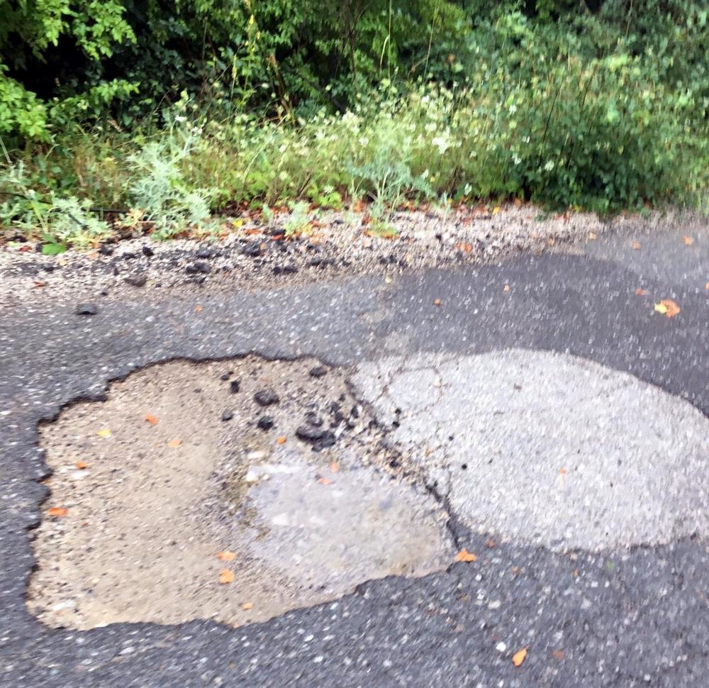 Rupa koja “guta auto” na putu ka Kameničkom visu   