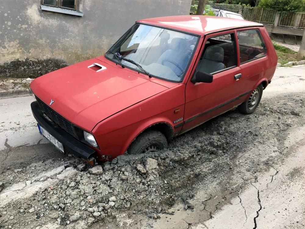 Rupa koja “guta auto” na putu ka Kameničkom visu   