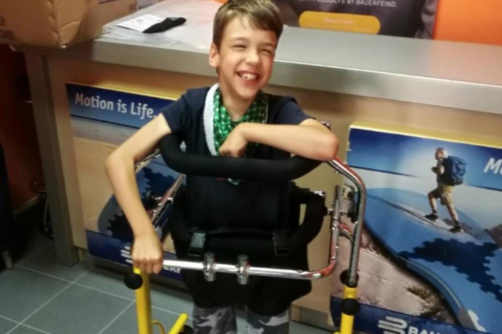 MALI VUK SE POLAKO NAVIKAVA NA HODALICU, a uspeva i sam da ustane! On je veliki borac, ali BITKA MORA DA SE NASTAVI! (FOTO) (VIDEO)