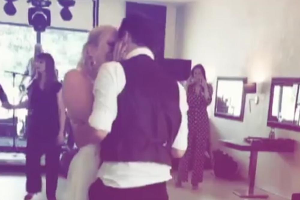 NAPOKON JE REŠIO! Oženio se naš PEVAČ i pored svega NIJE ODUSTAO od 10 godina starije izabranice!