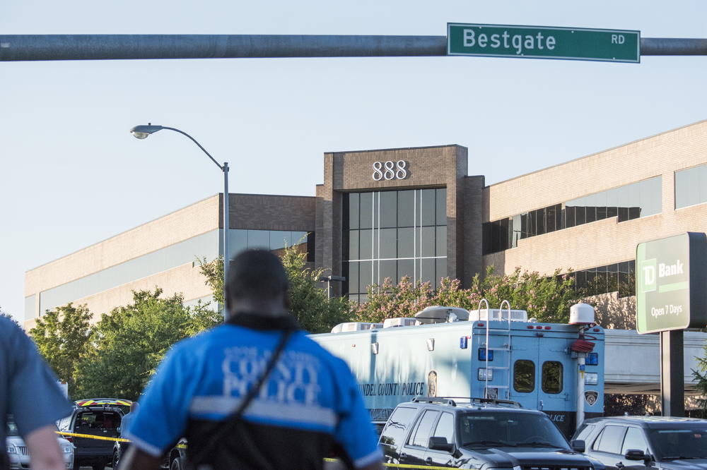 NE ŽELIM TRAMPOVE MOLITVE, MOLILA SAM SE ISPOD STOLA DA PREŽIVIM! Ovo su potresne ispovesti besnih NOVINARA koji su preživeli masakr!