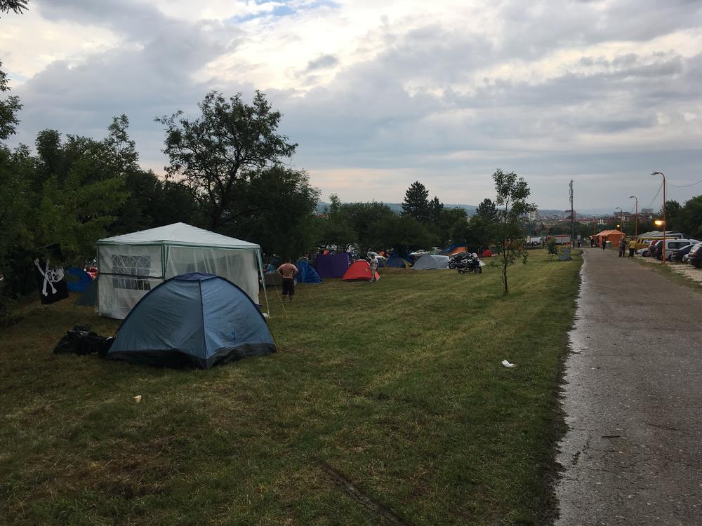 Ljudi se okupljaju bez obzira na vreme i kišu