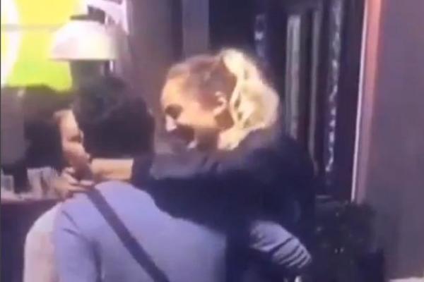 OVO JE PRAVI DAMSKI POTEZ! Procurele Lunine PERVERZIJE : Đoganijeva se LJUBI sa dvoje ljudi ISTOVREMENO, sa muškarcem i ŽENOM! (VIDEO)