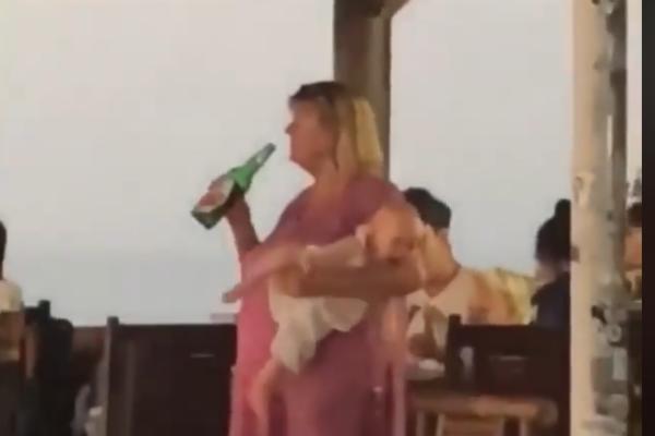 POSTUPAK OVE MAJKE JE ZGROZIO SVET! Niko ne može da veruje kako drži dete! (VIDEO)