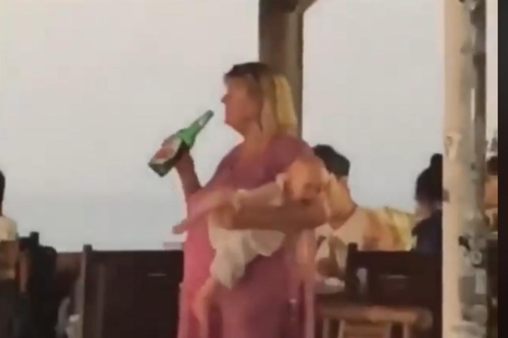 POSTUPAK OVE MAJKE JE ZGROZIO SVET! Niko ne može da veruje kako drži dete! (VIDEO)