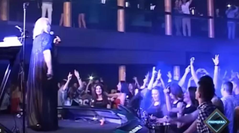 Njena majka, Vesna Zmijanac, radi punom parom  