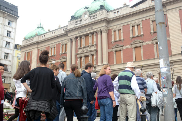 KILOMETARSKA KOLONA ISPRED NARODNOG MUZEJA: Beograđani nisu odustali od kulture, OVO je dokaz (FOTO)