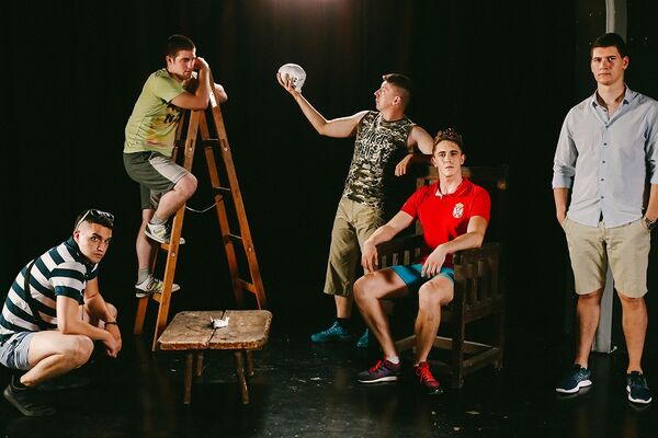 VOLELI STE EKIPU IZ FILMA PORED MENE? Sad ćete obožavati mjuzikl koji su nam SPREMILI, ovde su i MLAĐI I LUĐI, a videćete i zašto!