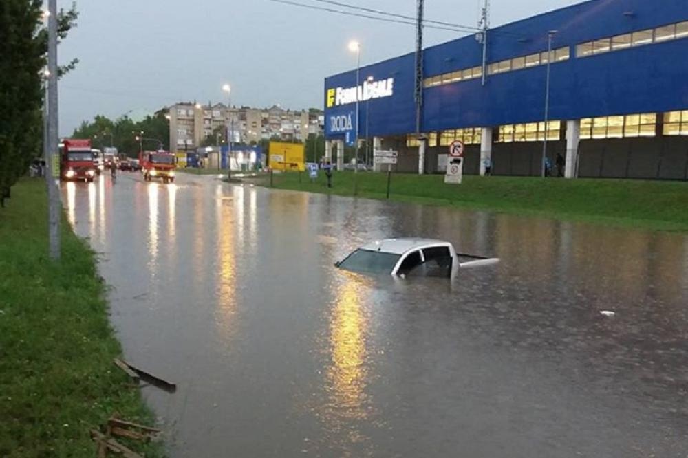 HAOS ZBOG POPLAVA U CELOJ SRBIJI: Poplavljena Ibarska magistrala, spasioci sa čamcima poslati na HITNU AKCIJU! Potop i u Novom Sadu! (FOTO) (VIDEO)