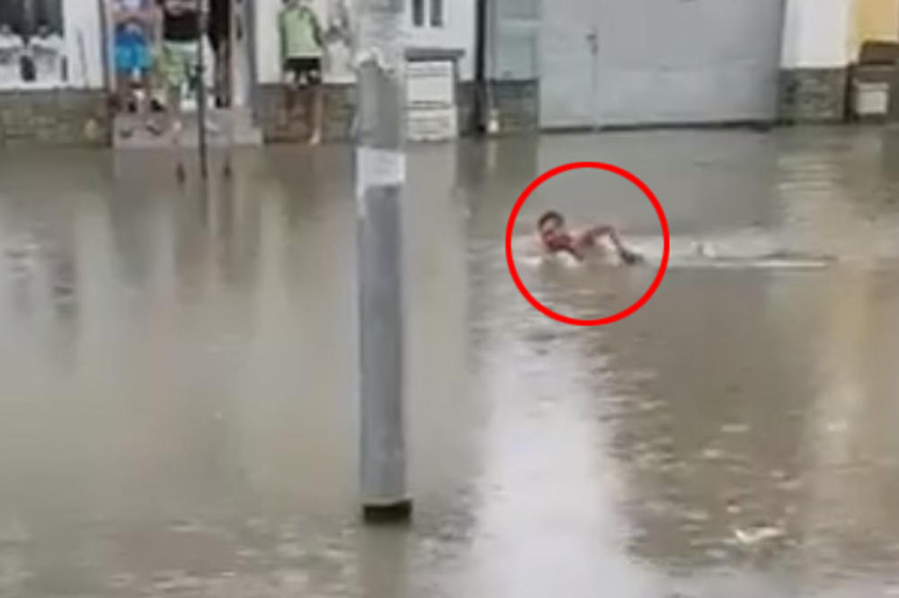 ČOVEK PLIVA NASRED ULICE: Mladić u Futogu uskočio u jezero od KIŠE i zaplivao SLOBODNIM STILOM! (VIDEO)