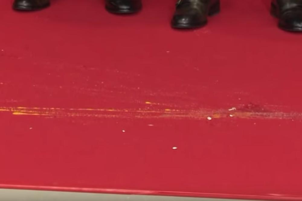 HAOS! Reprezentativci se vratili s Mundijala, navijači ih gađali jajima! (VIDEO)